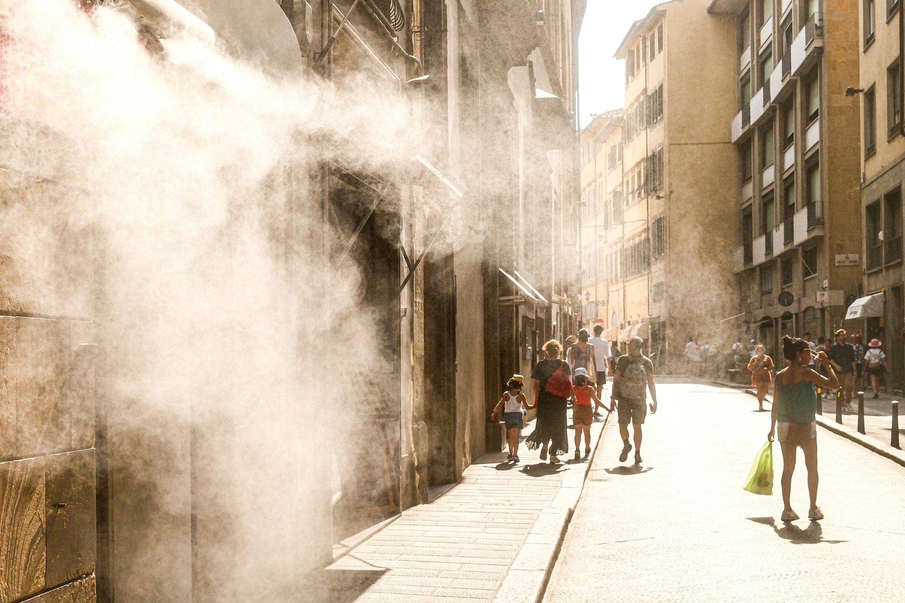 Brumisation dans une rue européenne en pleine canicule
