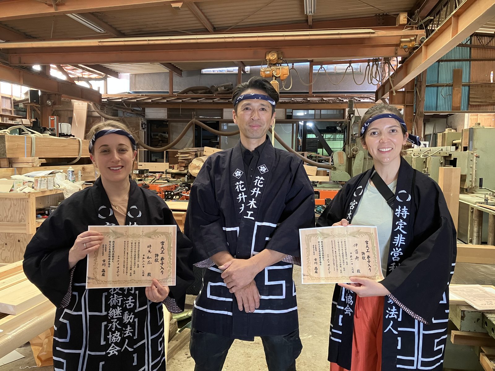 Des stagiaires recevant leur certificat